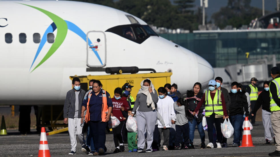 Migrantes guatemaltecos descienden de un avión en la pista del aeropuerto La Aurora en Ciudad de Guatemala durante uno de los últimos vuelos de deportaciones del año, el 27 de diciembre de 2024.