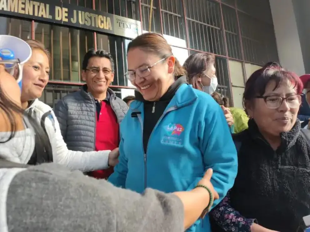 Vecinos de Cotahuma abrazan a la directora de Asuntos Jurídicos del municipio paceño. Foto: AMUN