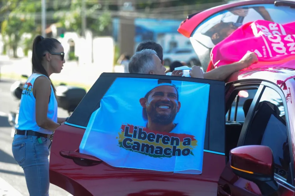 Una instantánea de la caravana en apoyo a Camacho, este sábado en Santa Cruz. Foto: APG