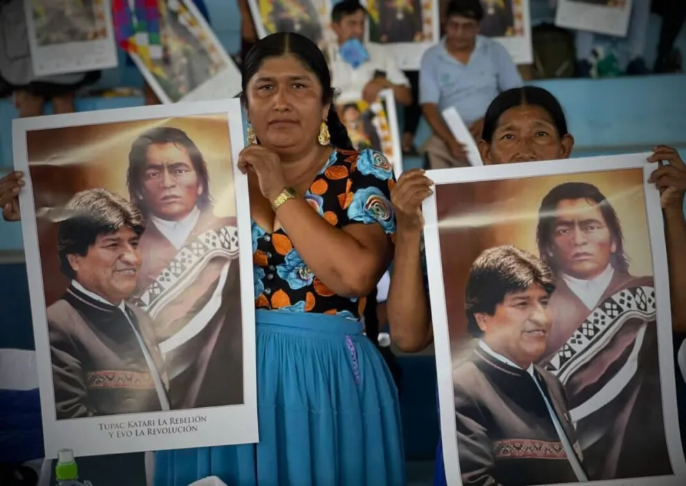 Dos mujeres, integrantes de las Seis Federaciones, muestran un afiche de Evo Morales. Foto: RKC 