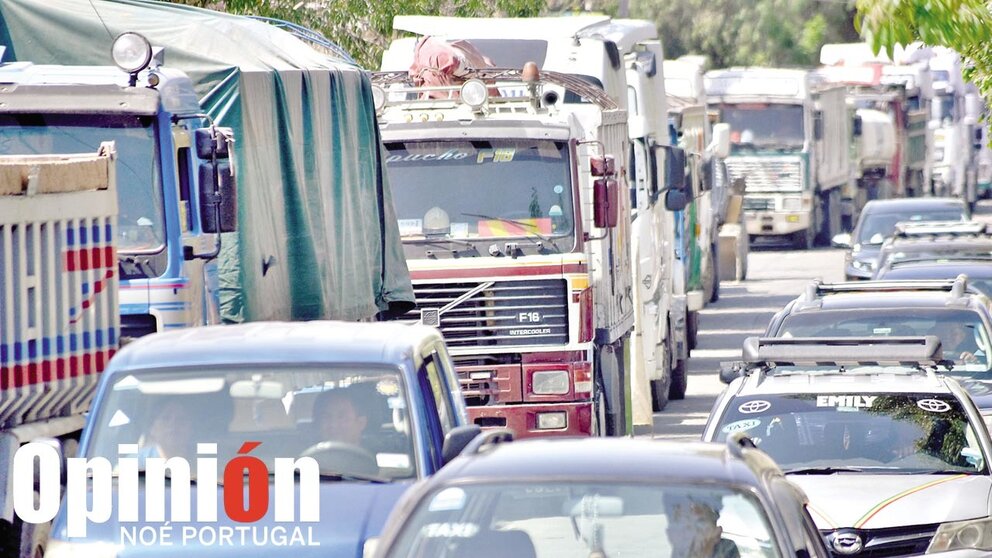 Fila en un surtidor a causa de la escasez de combustibles. / NOÉ PORTUGAL