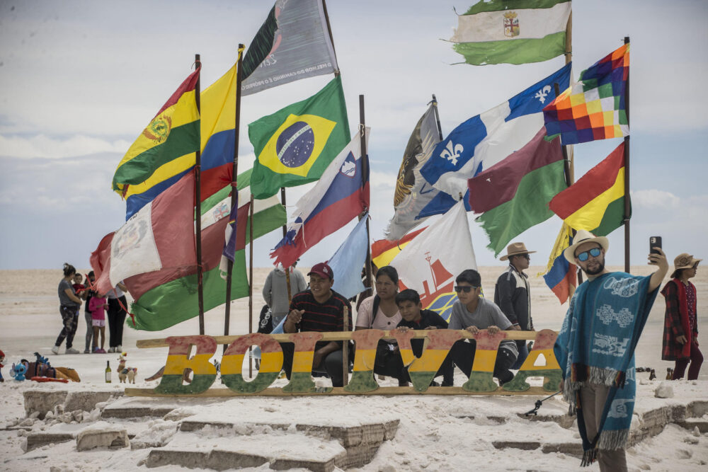  Turistas posando en el salar de Uyuni (Bolivia) /Foto: EFE