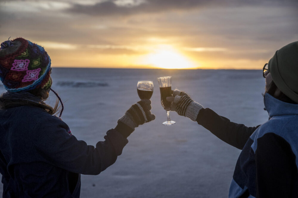  Turistas posando en el salar de Uyuni (Bolivia) /Foto: EFE