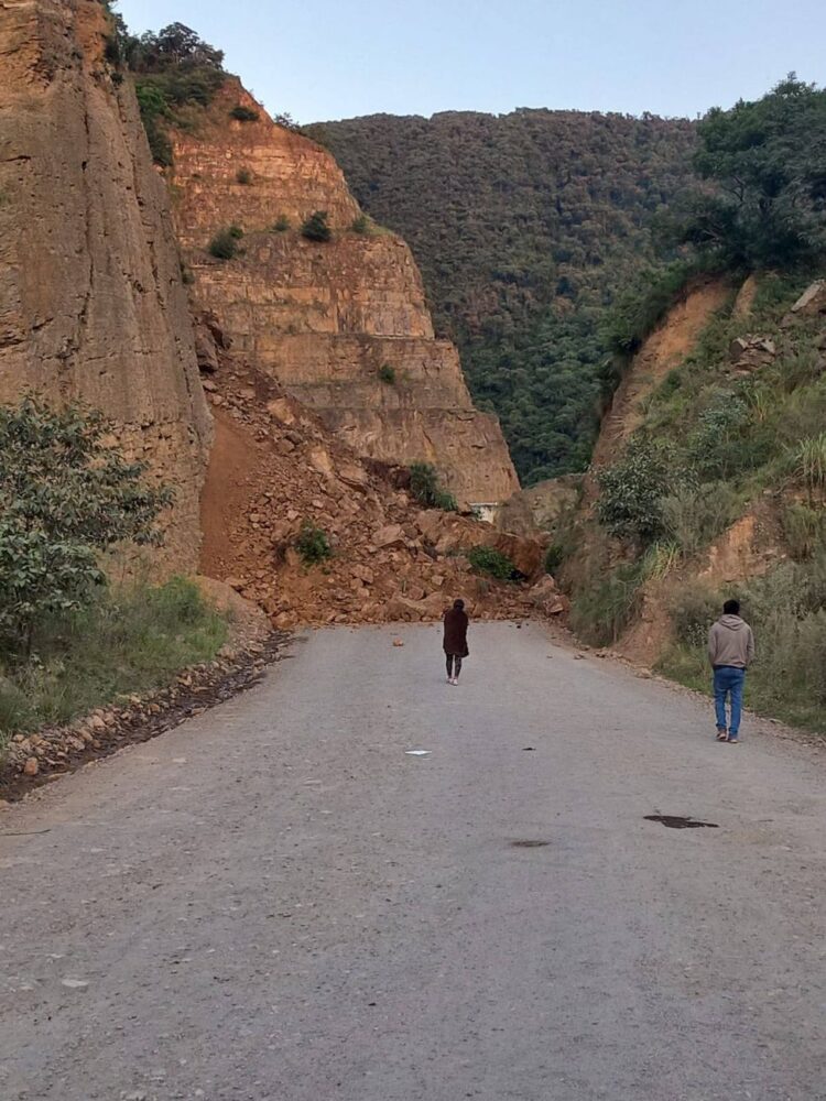 Reportan derrumbe en la ruta Entre Ríos - Tarija