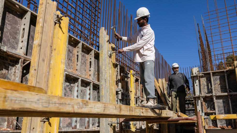 Trabajadores indios en una obra en la ciudad costera israelí de Tel Aviv, el 15 de diciembre de 2024