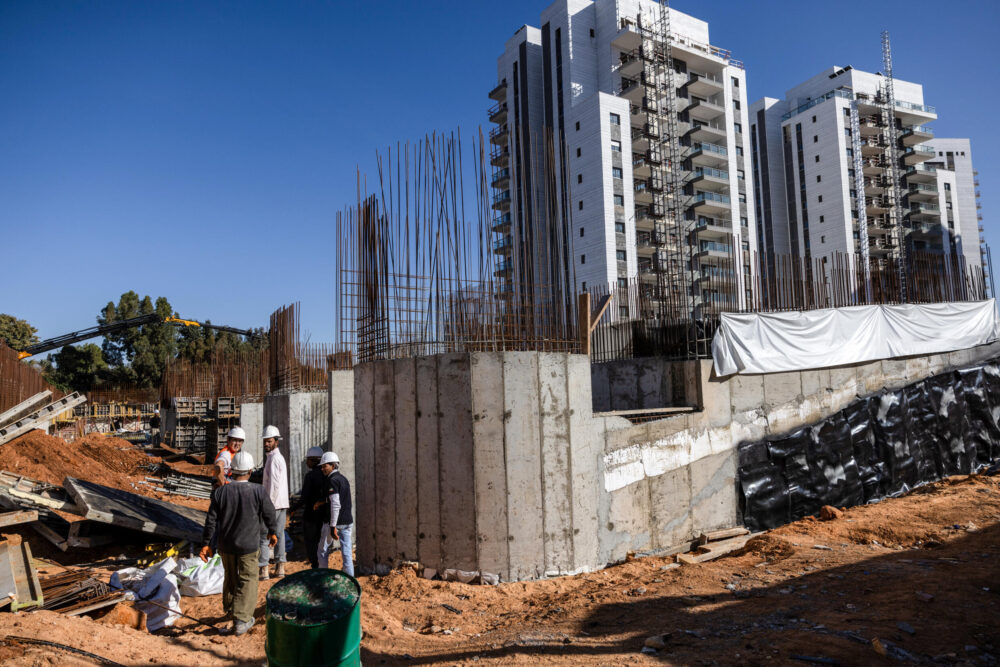 Trabajadores indios en una obra en la ciudad costera israelí de Tel Aviv, el 15 de diciembre de 2024