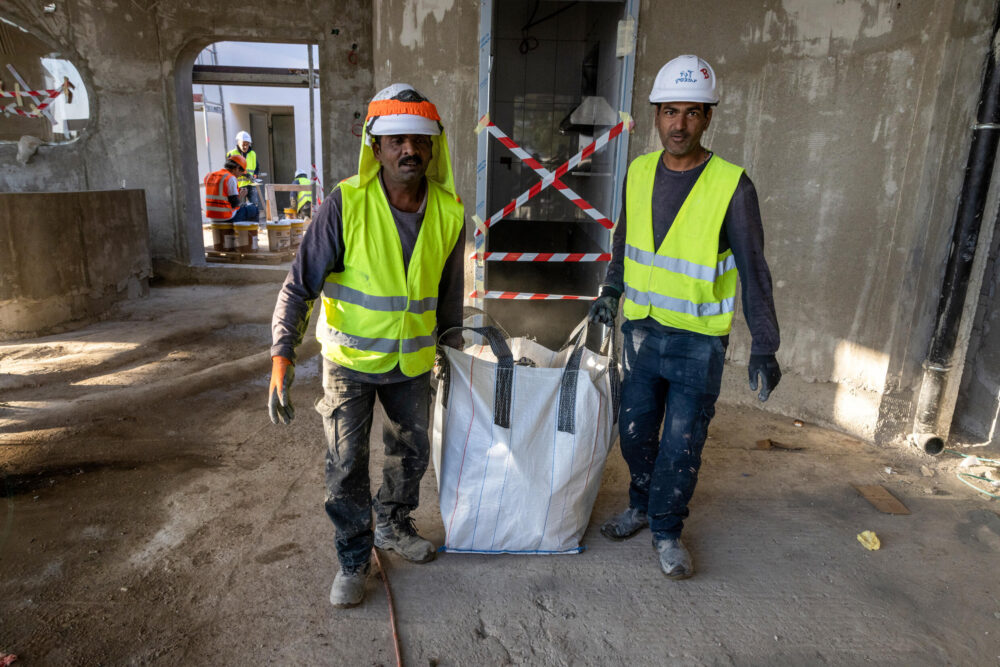 Trabajadores indios en una obra en la ciudad costera israelí de Tel Aviv, el 23 de diciembre de 2024