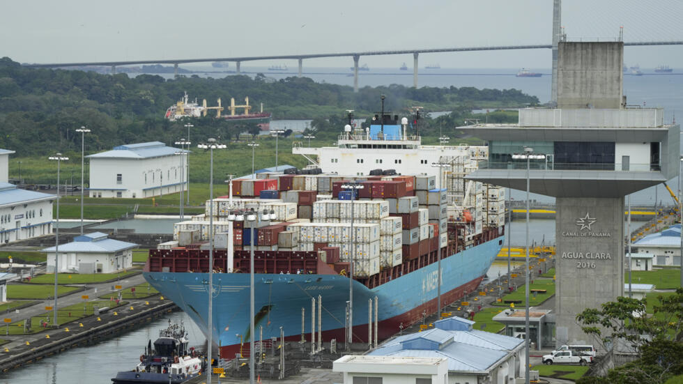 El buque danés, Lars Maersk, cruza las esclusas del canal de Panamá en Agua Clara, Colón, el 28 de diciembre de 2024