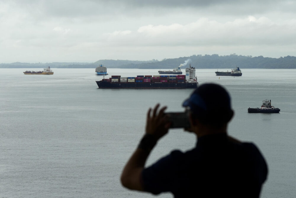 Un turista observa un buque desde el centro de visitantes de Agua Clara, en el canal de Panamá, Colón, el 28 de diciembre de 2024