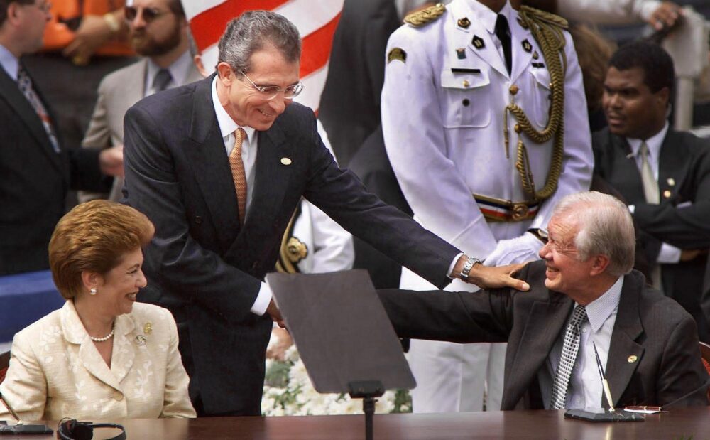 (FILES) La presidenta panameña Mireya Moscoso (I) mira a su contraparte mexicano, Ernesto Zedillo (C) felicitando al expresidente de Estados Unidos, Jimmy Carter (D), durante la ceremonia de entrega del canal de Panamá, el 31 de diciembre de 1999