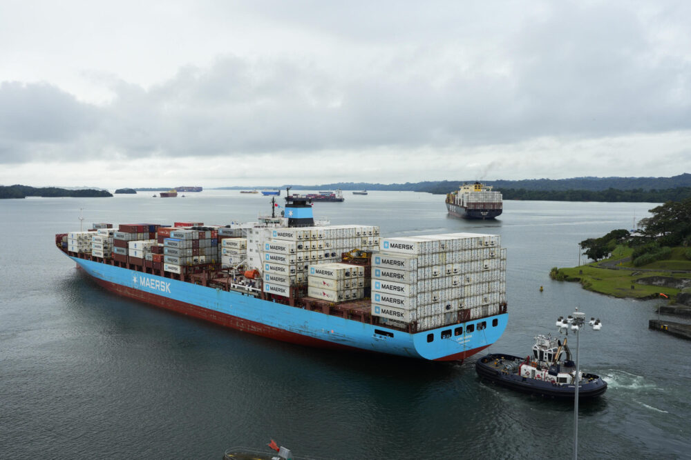 El buque danés, Lars Maersk, en el lago Gatún, tras cruzar las esclusas de Agua Clara, en el canal de Panamá, el 28 de diciembre de 20224