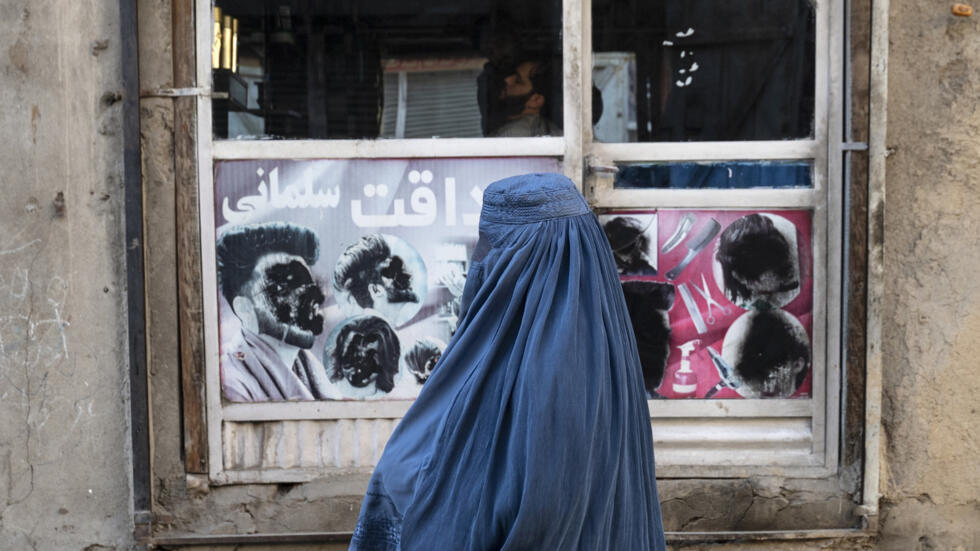 Una mujer afgana vestida con un burka en Kabul, el 31 de enero de 2024