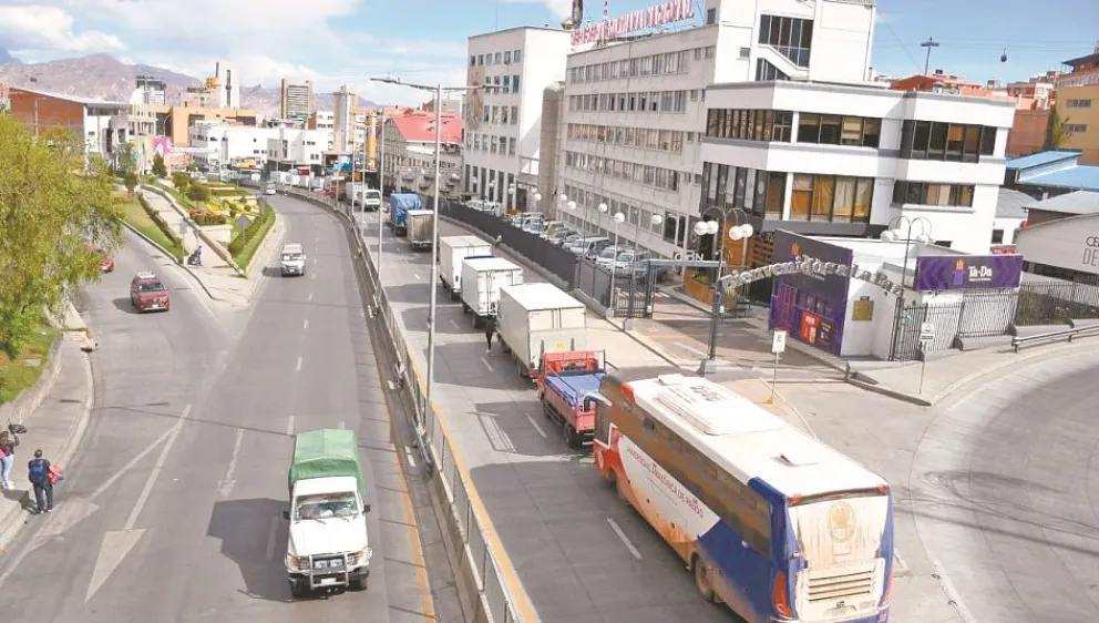 Este año, las filas por gasolina y diésel en el país se masificaron por la escasez. Foto: APG