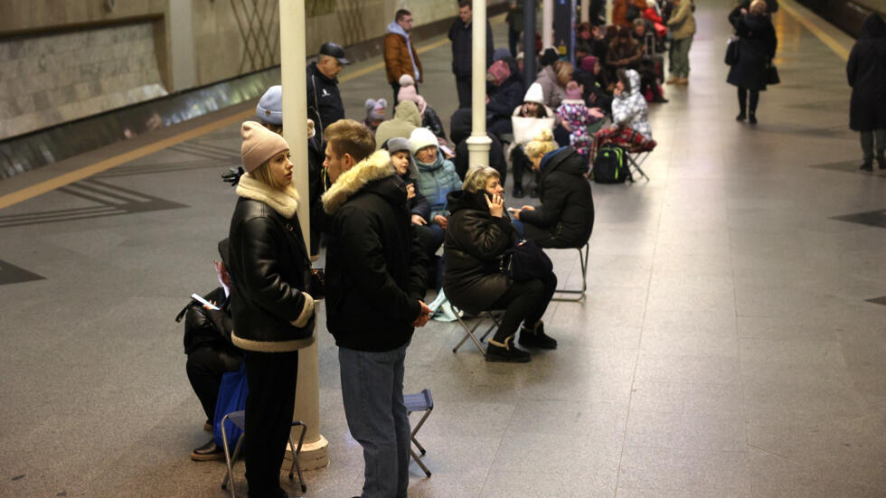 Decenas de habitantes de Kiev se refugian en una estación de metro durante una alarma de ataque aéreo, el 31 de diciembre de 2024 en la capital de Ucrania