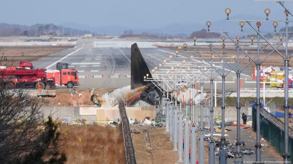 El Boeing 737-800 de Jeju Air se estrelló contra un muro tras aterrizar sin tren de aterrizaje en el aeropuerto de Muan.