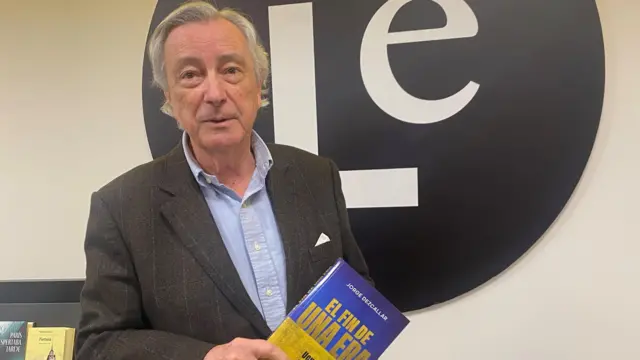 Jorge Dezcallar sostiene una copia de su nuevo libro: "El fin de una eraUcrania: la guerra que lo acelera todo"