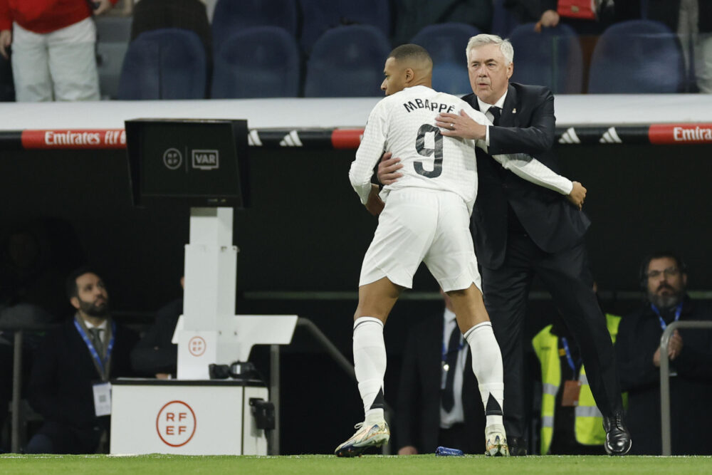 El delantero francés del Real Madrid, Kylian Mbappé, y su técnico, Carlo Ancelotti, celebran el tanto del galo ante el Sevilla, el 22 de diciembre de 2024