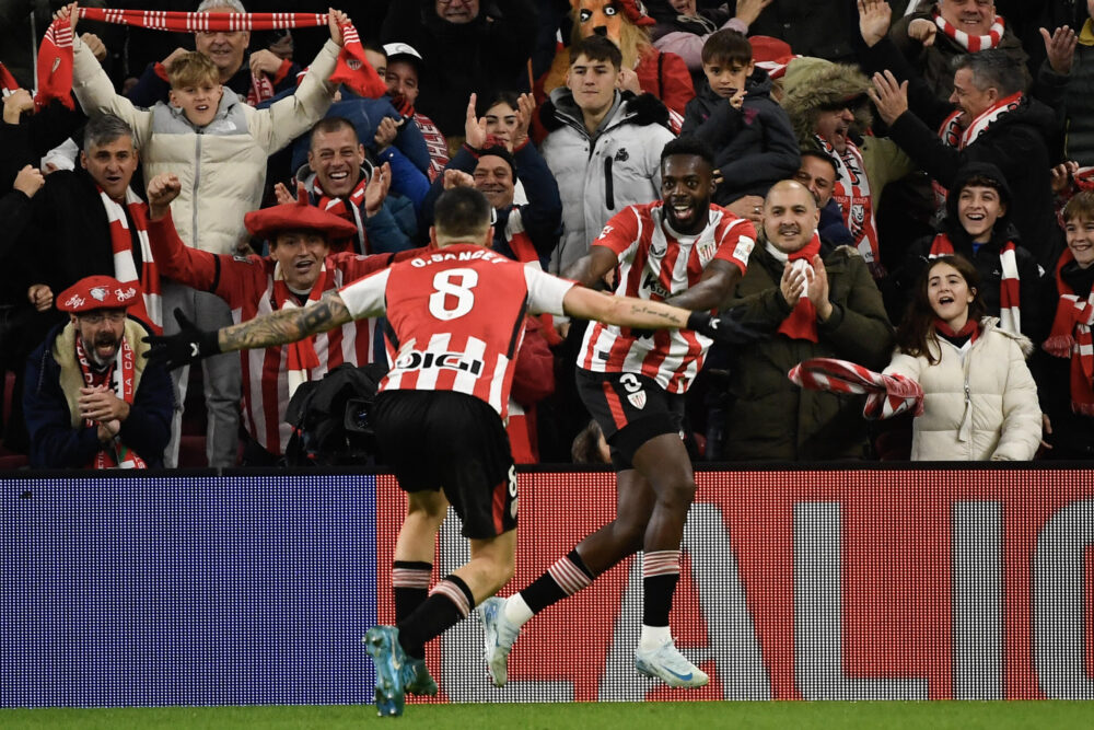 El delantero del Athletic Club Iñaki Williams (derecha) celebra junto a su compañero Oihan Sancet un gol marcado en el partido de liga ante el Villarreal. En San Mamés, el 8 de diciembre de 2024