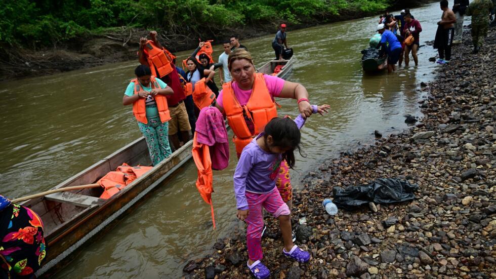 Migrantes llegan al albergue de Lajas Blancas, en la provincia panameña de Darién, tras cruzar la frontera selvática con Colombia, el 26 de septiembre de 2024