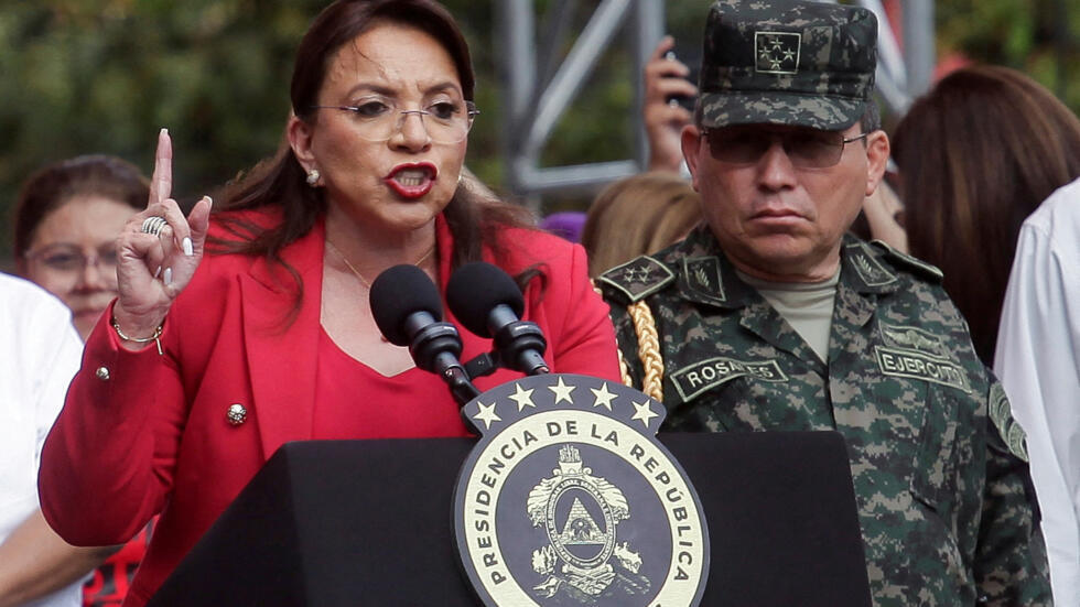 “Frente a una actitud hostil de expulsión masiva de nuestros hermanos, tendríamos que considerar un cambio en nuestras políticas de cooperación con Estados Unidos, especialmente en el campo militar, en el que sin pagar un centavo por décadas mantienen bases militares en nuestro territorio”, advirtió la presidenta de Honduras, Xiomara Castro.