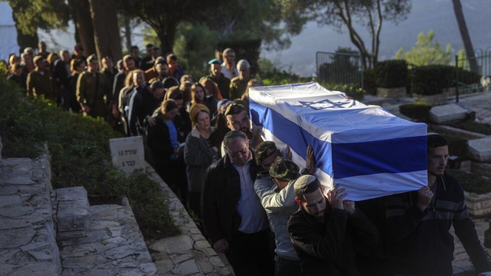 Soldados israelíes y familiares portan el féretro del sargento primero Hillel Diener, muerto en combate en la Franja de Gaza, durante su funeral en el cementerio militar de Monte Herzl en Jerusalén, Israel, el 24 de diciembre de 2024.