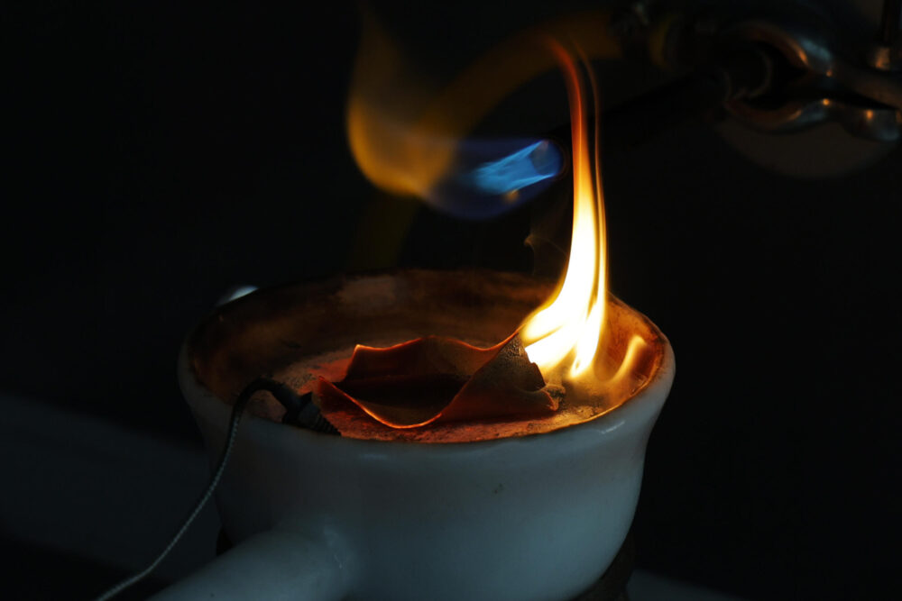 Una investigadora quema una hoja para examinar su proceso de combustión en un laboratorio de la Universidad Tecnica Federico Santa María, en Valparaiso, Chile, el 18 de diciembre de 2024.