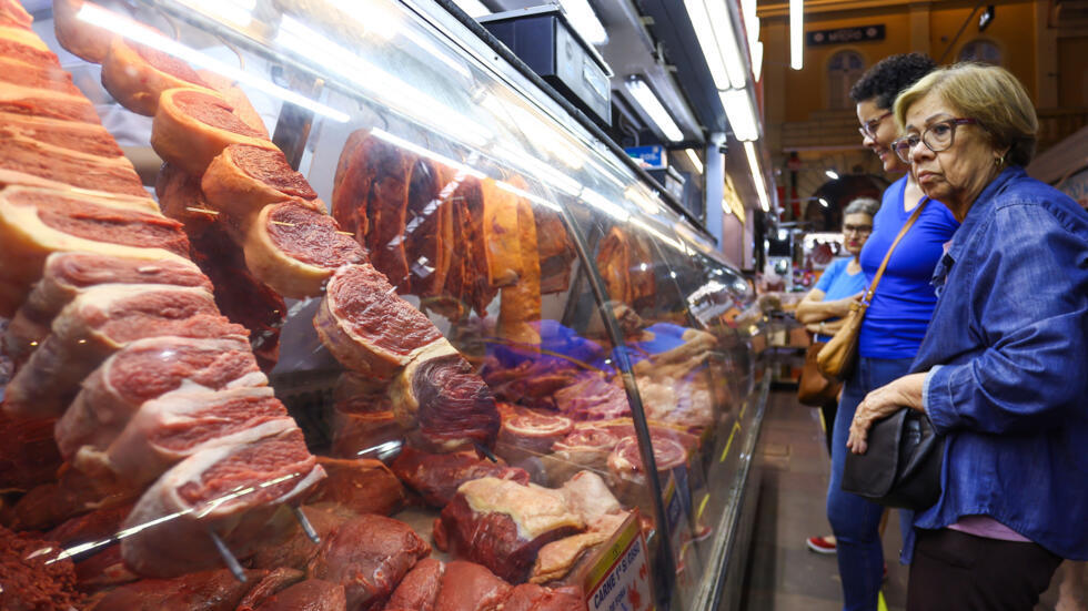 Unas clientas miran los precios de una tienda del mercado de carne de Porto Alegre, el 7 de diciembre de 2024 en esa ciudad al sur de Brasil