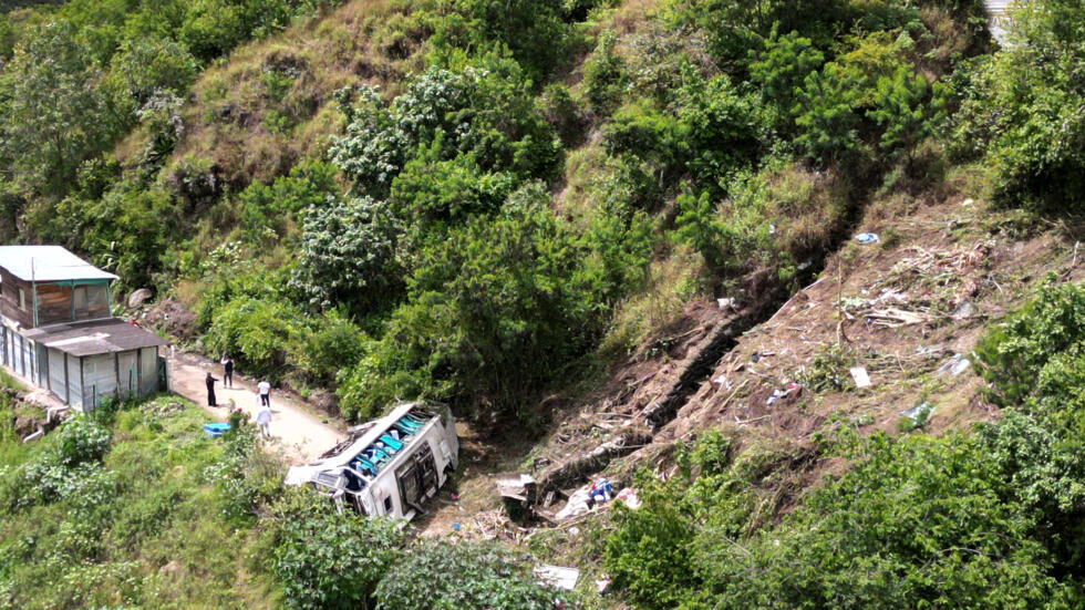 Vista aérea del autobús accidentado en el municipio colombiano de Tangua, cerca de Pasto, la capital del departamento de Nariño (suroeste), el 3 de enero de 2025