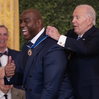 Magic Johnson recibe su medalla. Foto: Leigh Vogel/UPI/Bloomberg