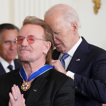 Bono recibe la medalla de manos de Biden. Foto: Reuters