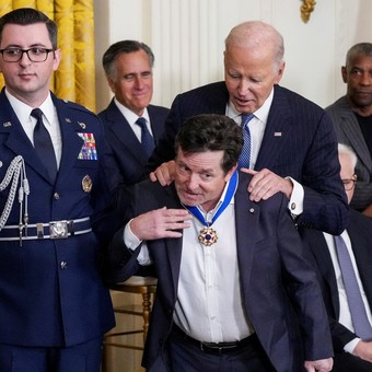 Michael J. Fox recibe la medalla de manos de Joe Biden. Foto: REUTERS/Ken Cedeno