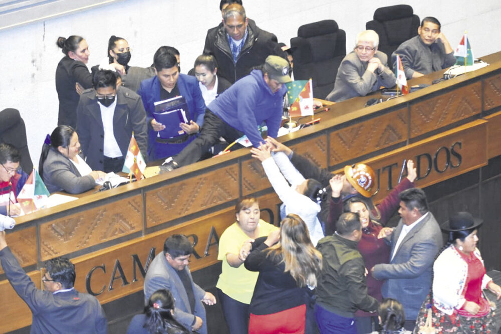 La única y última sesión de Diputados, fue en medio de violencia y destrozos de bienes públicos