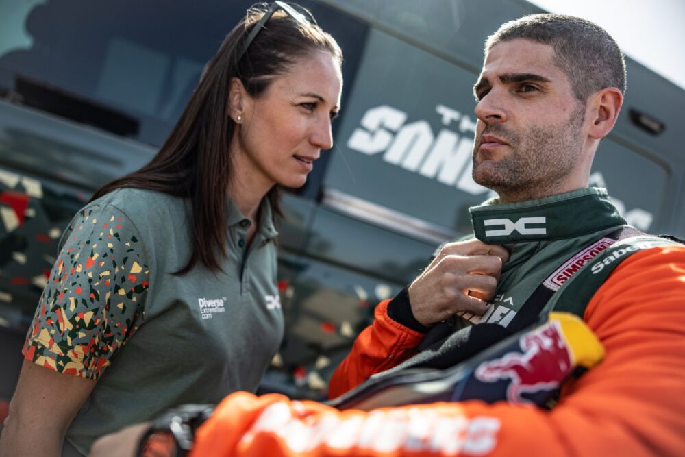 Tiphanie Isnard, la 'jefa' de Dacia, junto a Pablo Moreno, copiloto de Cristina Gutiérrez