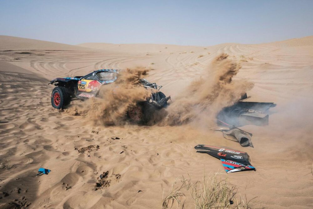 El coche de Carlos Sainz tras caer en la duna.