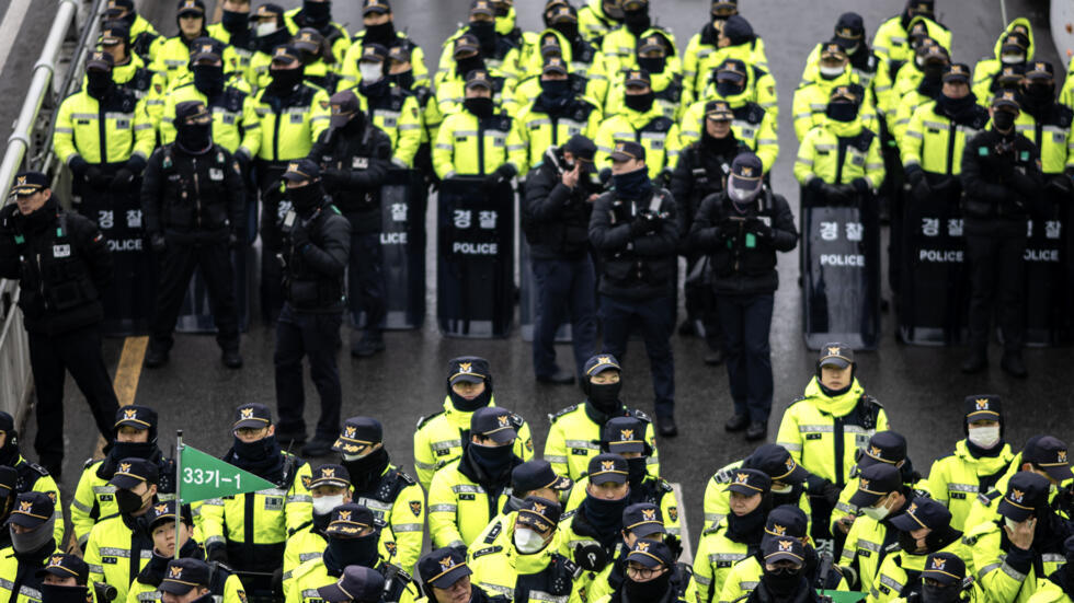 Policías en Seúl durante una concentración cerca de la residencia del presidente Yoon Suk Yeol el 5 de enero de 2024