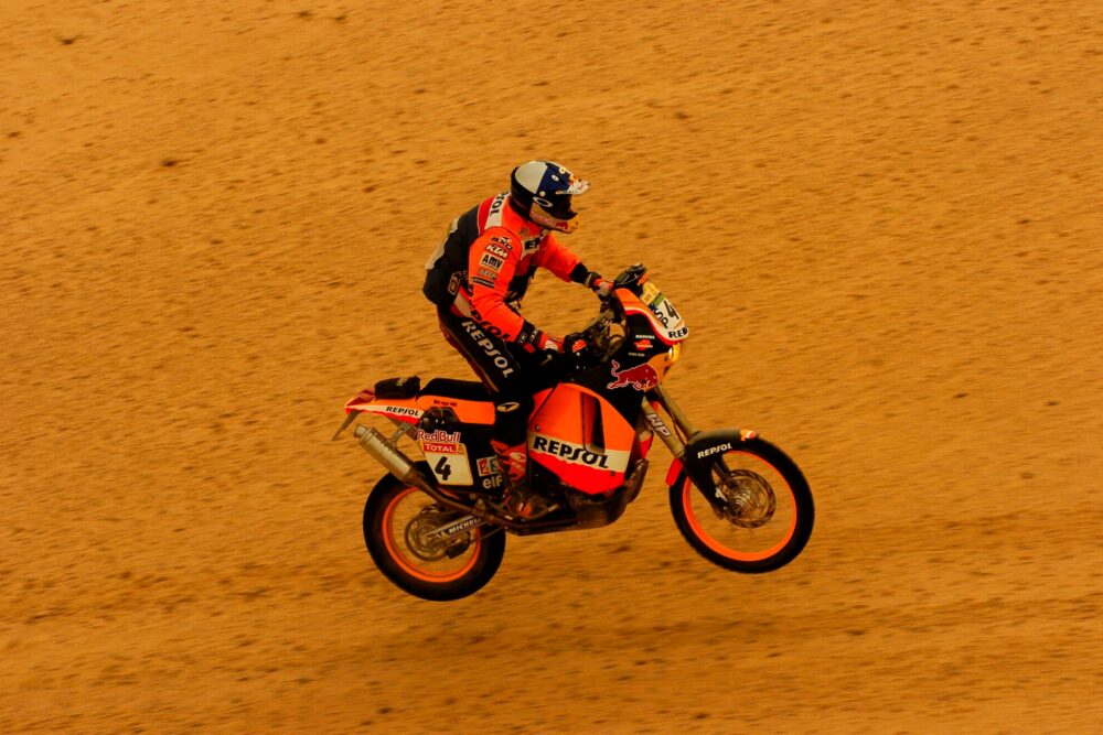 Nani Roma, en acción, en el Rally Dakar 2004.