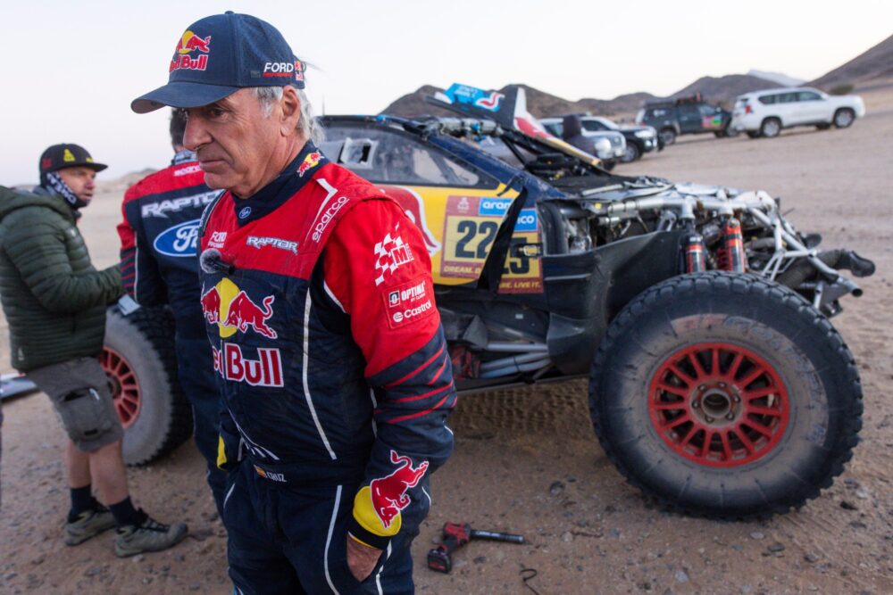 Carlos Sainz, con su Raptor destrozado durante la etapa de 48 horas