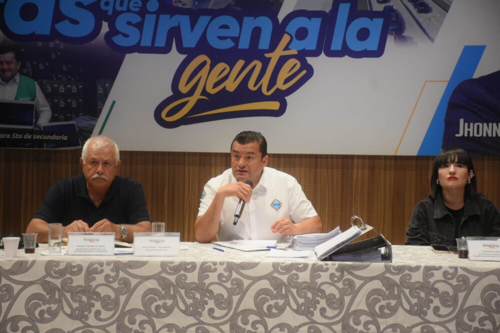 Alcalde Jhonny Fernández anuncia despidos del 20% y ajustes en la gestión municipal para 2025, tras caída en ingresos