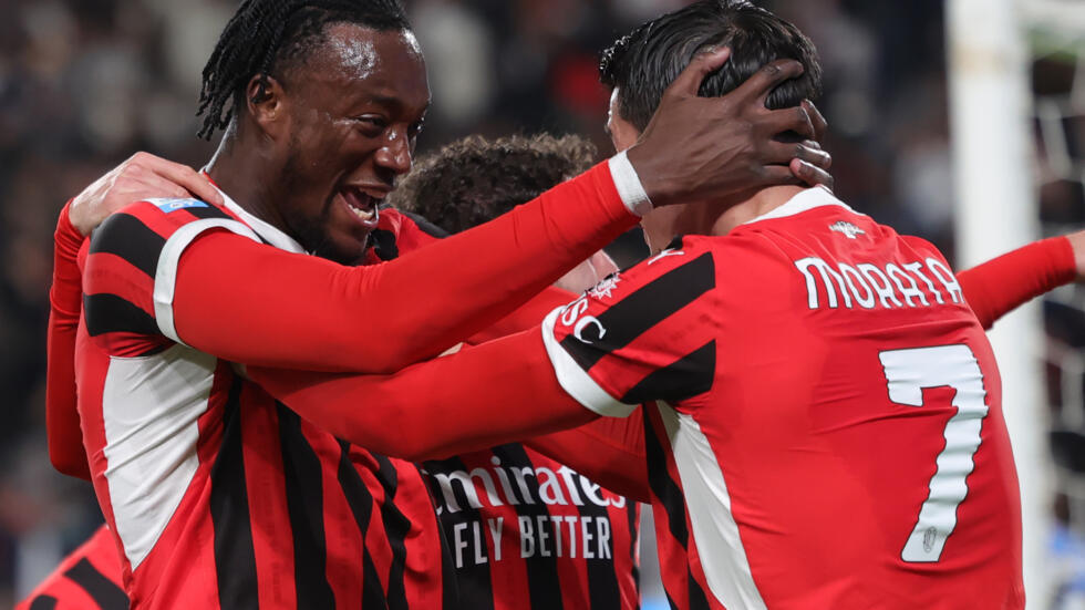 El delantero inglés del AC Milan Tammy Abraham es felicitado por el español Álvaro Morata después de marcar el 3-2 contra el Inter en la Supercopa de Italia, el 6 de enero de 2025 en Riad (Arabia Saudita)