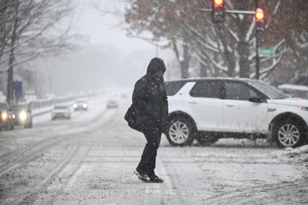 Una tormenta invernal azotó Washington y varias ciudades en la mitad oriental de Estados Unidos el 6 de enero de 2025, cubriendo las carreteras con hielo