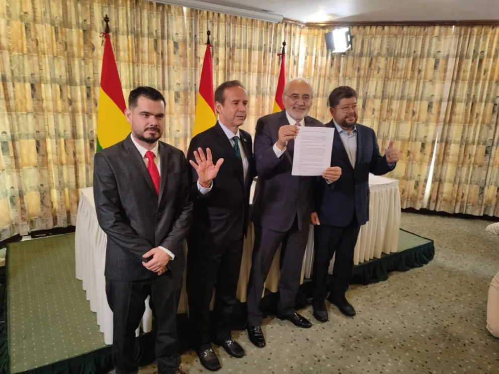 Efraín Suárez, Tuto Quiroga, Carlos Mesa y Samuel Doria Medina, luego de suscribir el acuerdo para la candidatura de oposición. Foto: Foto: Paulo Lizárraga A. / visión360