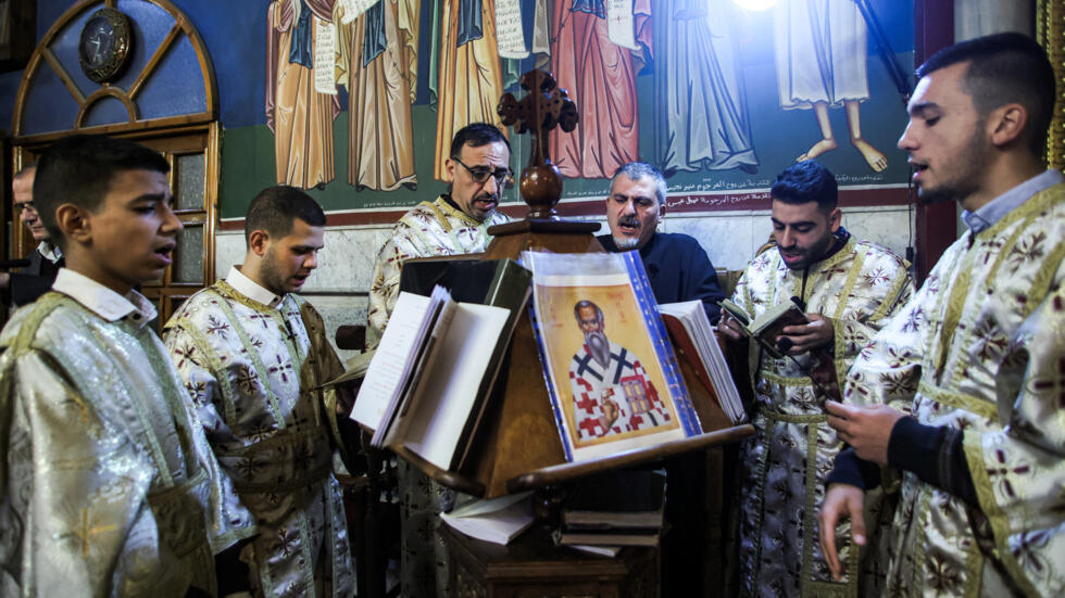 Cánticos durante la misa del 7 de enero de 2025 en la Iglesia griega ortodoxa de San Porfirio, en Gaza