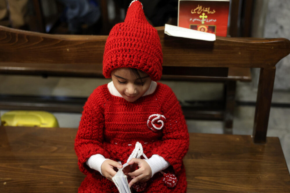 Una niña sostiene un libro de oraciones en la Iglesia griega ortodoxa de San Porfirio, en Gaza, el 7 de enero de 2025