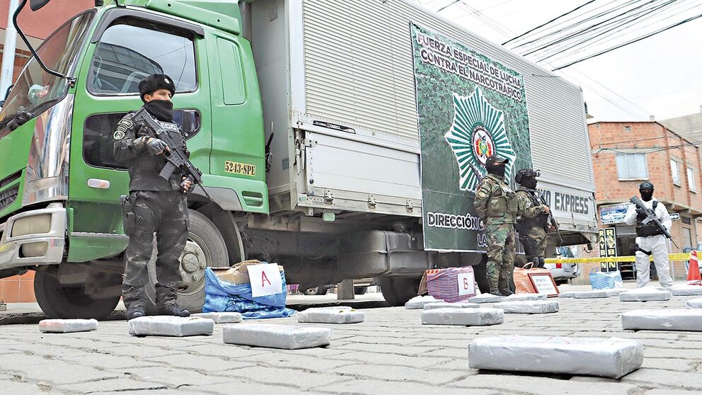 Camión que transportaba 50 kilos de cocaína de La Paz a Santa Cruz./ APG