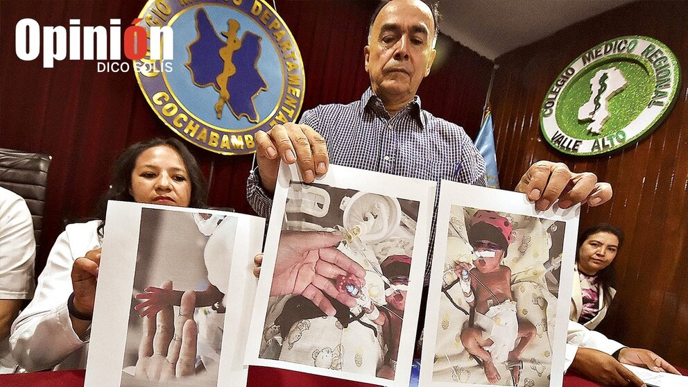 El subdirector del Maternológico Germán Urquidi, Jimmy Montaño, expone fotos de un paciente prematuro./ DICO SOLÍS