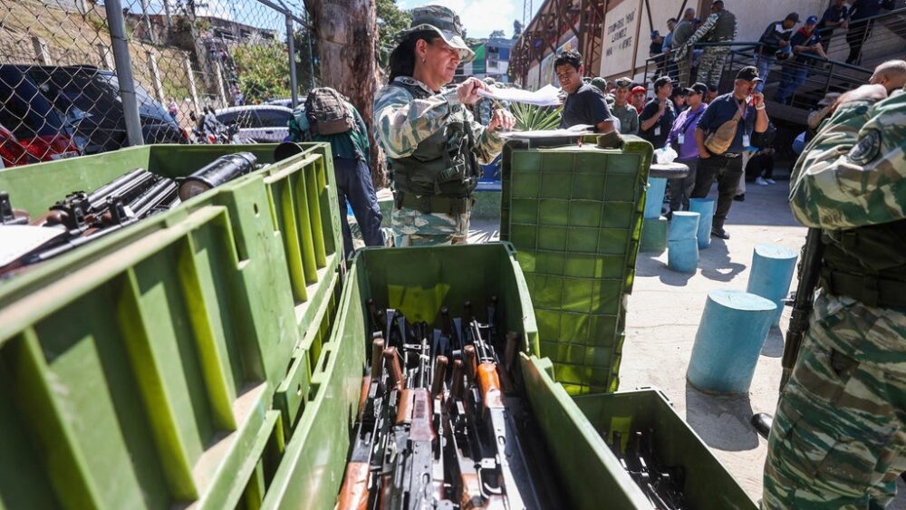 Fusiles de asalto son entregados por Maduro a la población civil - Foto AFP