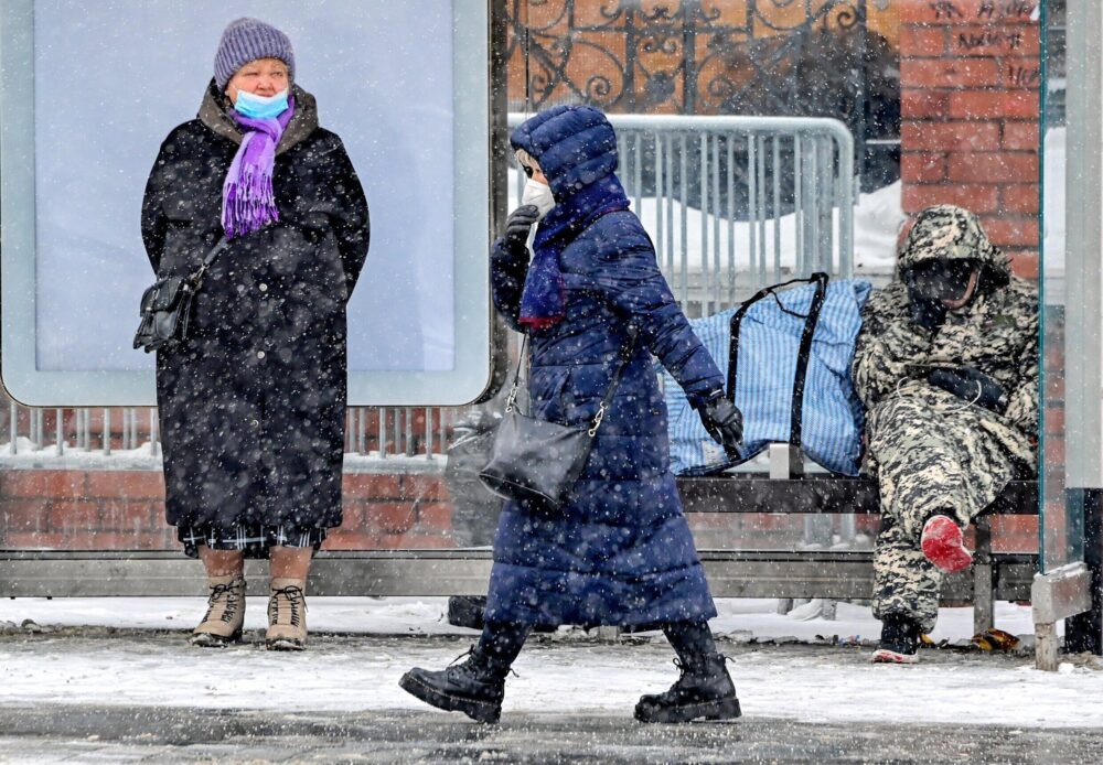 Varias personas con mascarilla en una calle de Moscú el 22 de febrero de 2021, durante una nueva ola de infecciones por covid-19