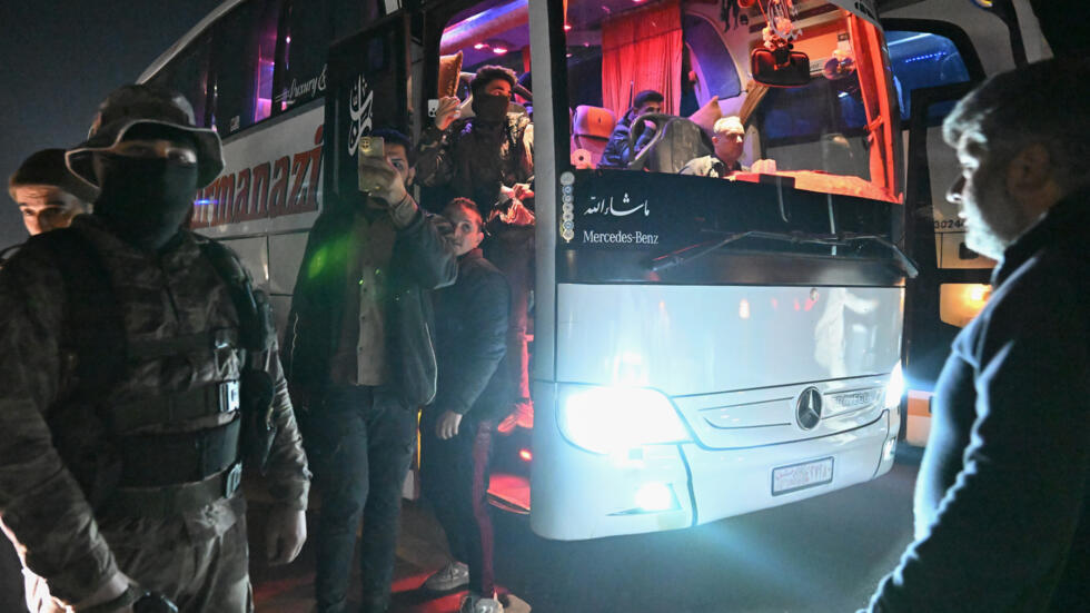 Unos desplazados de regreso de la provincia siria de Idlib llegan en autobús a la Plaza de los Omeyas de Damasco el 8 de enero de 2025