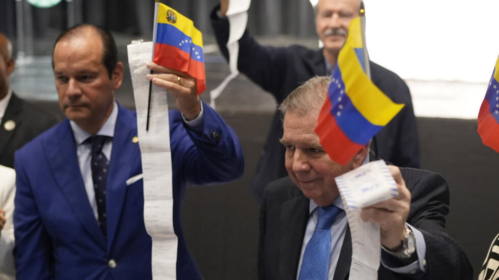 El opositor venezolano Edmundo González Urrutia muestra junto al canciller panameño, Javier Martínez Acha, los registros electorales que asegura lo legitiman como presidente electo en Venezuela, el 8 de enero de 2025 en Ciudad de Panamá