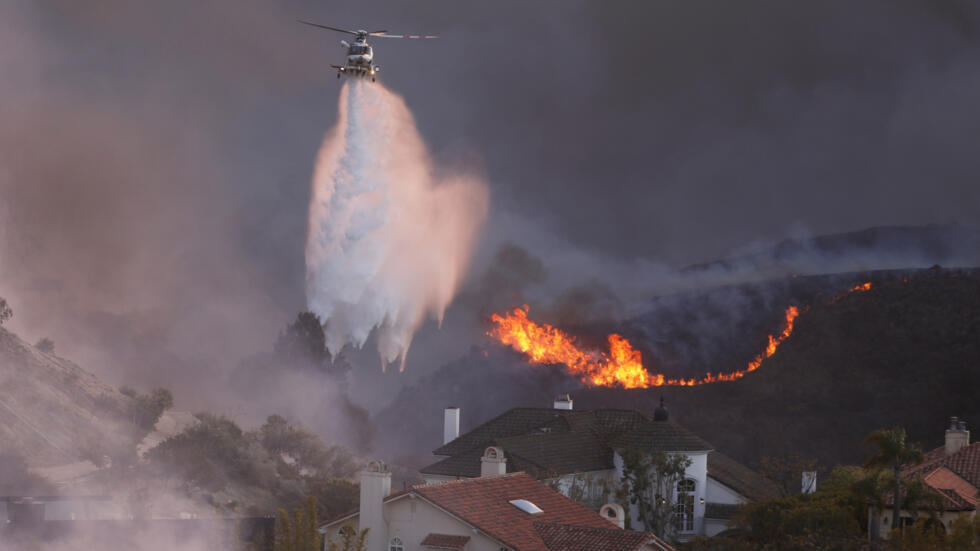 Cientos de bomberos batallan por aire y tierra contra los múltiples incendios que arden en el sur de California